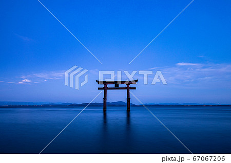 （滋賀県）白髭神社大鳥居　夏至の頃　夕景 67067206
