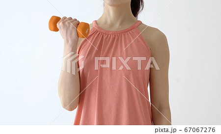 筋トレをするスポーティーな女性 筋トレをするスポーティーな女性 67067276