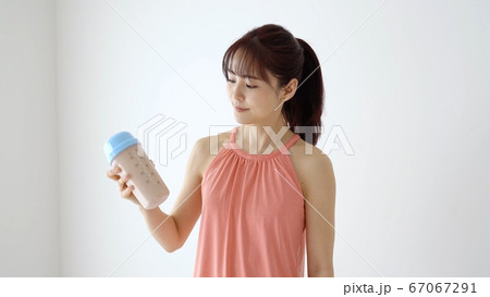 プロテインを飲む女性 プロテインを飲む女性 67067291