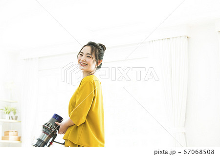 若い女性 掃除機 カメラ目線 若い女性 掃除機 カメラ目線 67068508
