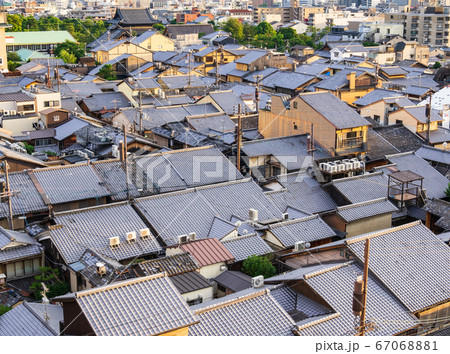 京都　祇園の家並み　夕景 67068881