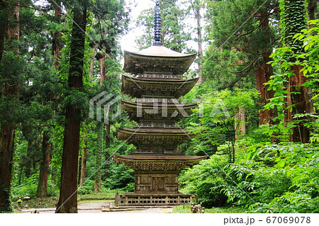 山形 出羽三山 羽黒山の杉並木の参道 五重塔 山形 出羽三山 羽黒山の杉並木の参道 五重塔 67069078