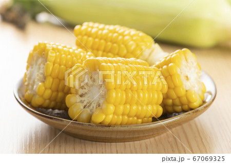 茹でたトウモロコシ 67069325