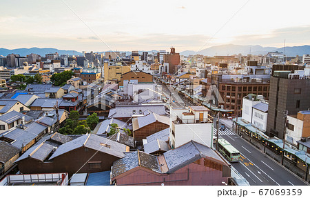 京の夕暮れ　四条通と祇園界隈 67069359