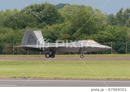 アメリカ空軍F-22ラプターのタキシング 67069501