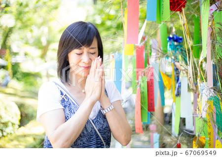 たなばたさま 短冊に願いを込めるミドル女子 たなばたさま 短冊に願いを込めるミドル女子 67069549
