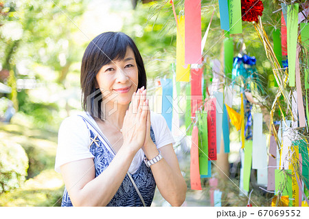 たなばたさま  短冊に願いを込めるミドル女子  たなばたさま  短冊に願いを込めるミドル女子  67069552