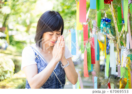 たなばたさま  短冊に願いを込めるミドル女子  67069553