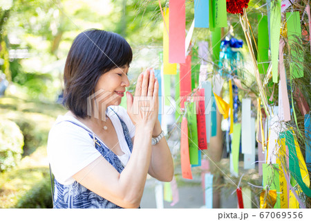 たなばたさま  短冊に願いを込めるミドル女子  たなばたさま  短冊に願いを込めるミドル女子  67069556