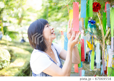 たなばたさま  短冊に願いを込めるミドル女子  たなばたさま  短冊に願いを込めるミドル女子  67069558