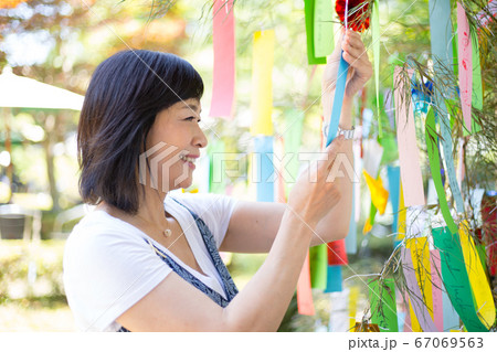 たなばたさま 短冊に願いを込めるミドル女子 たなばたさま 短冊に願いを込めるミドル女子 67069563