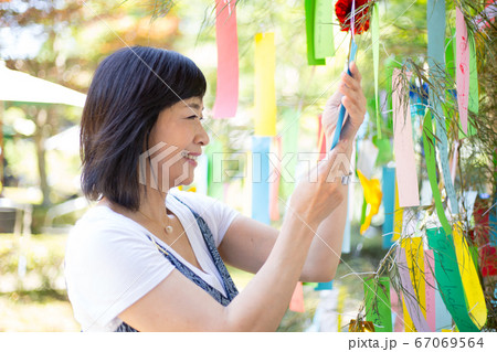 たなばたさま  短冊に願いを込めるミドル女子  たなばたさま  短冊に願いを込めるミドル女子  67069564
