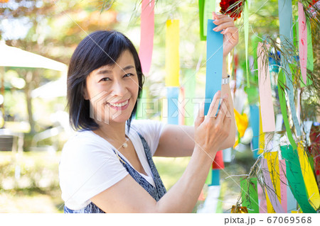 たなばたさま  短冊に願いを込めるミドル女子  たなばたさま  短冊に願いを込めるミドル女子  67069568