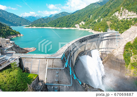 初夏の黒部ダム（ダム展望台からの眺め） 67069887