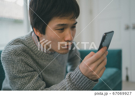 スマホ老眼の男子学生 スマホ老眼の男子学生 67069927