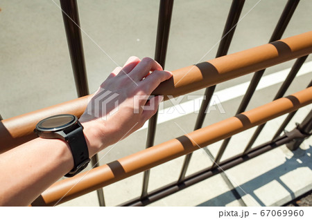 手すりにつかまる 67069960