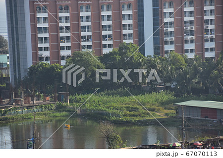 バングラデシュのコックスバザール　ビーチ沿いのリゾートホテル　新しい建物とお洒落なテラス 67070113