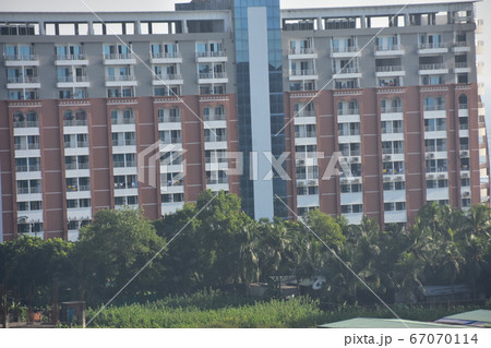 バングラデシュのコックスバザール　ビーチ沿いのリゾートホテル　新しい建物とお洒落なテラス 67070114