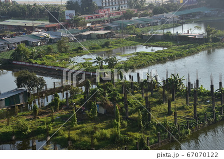 バングラデシュのコックスバザール　ビーチ沿いの村　現地人が住む古い住宅 67070122