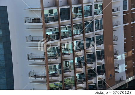 バングラデシュのコックスバザール　ホテル・モーテル・ゾーンの街並み　コラトリ通り沿いのリゾートホテル 67070128