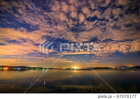 波静かな瀬戸内の雲間の星景 波静かな瀬戸内の雲間の星景 67070177