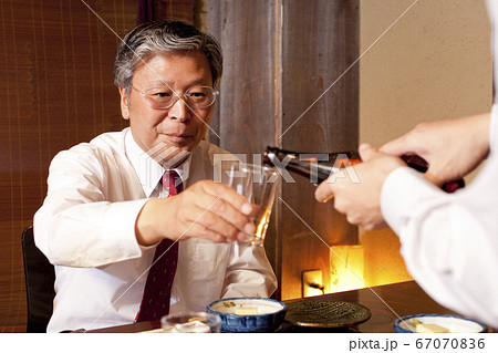お酌してもらうビジネスマン 67070836