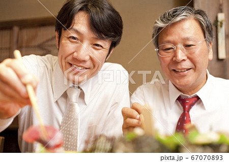 料理を食べるビジネスマン 67070893