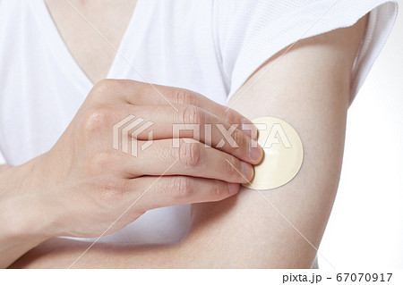 禁煙パッチを貼る男性 67070917