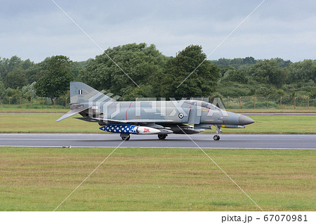 ギリシャ空軍F-4EファントムⅡタキシング 67070981