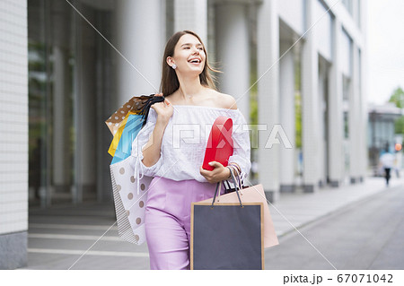 たくさんの買い物袋を抱える女性の写真素材 [67071042] - PIXTA