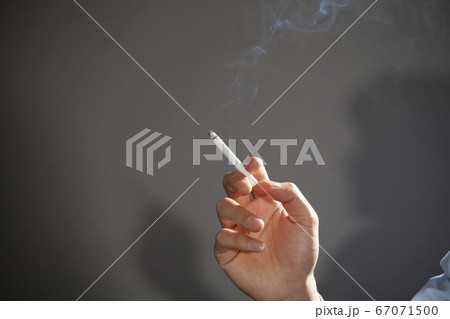 タバコを吸う男性 67071500