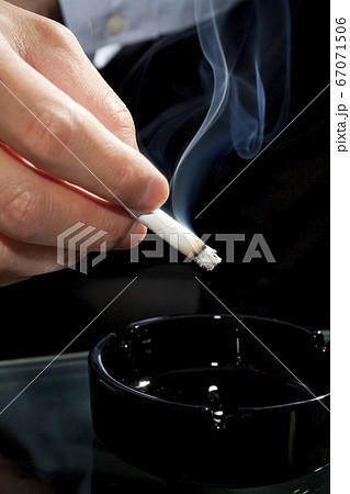 タバコの火を消す男性の手元の写真素材