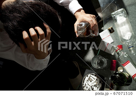 アルコール中毒のビジネスマン アルコール中毒のビジネスマン 67071510