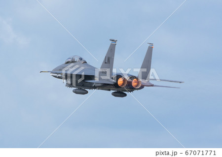 在欧アメリカ空軍F-15Eストライクイーグル低空飛行 67071771