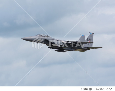 在欧アメリカ空軍F-15Eストライクイーグル低空飛行 67071772