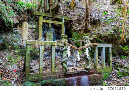 金峯山寺から脳天大神へ向かう参道途中の滝（奈良県吉野郡吉野町吉野山） 67071850