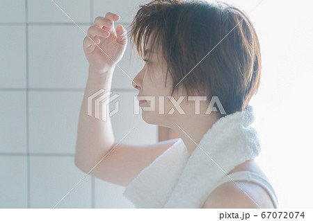朝の髪型が決まらない女性の写真素材