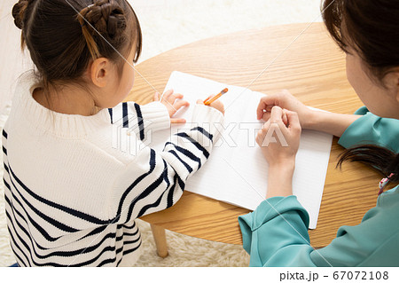 幼児教育 子どもと先生 幼児教育 子どもと先生 67072108