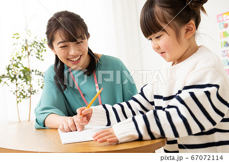 幼児教育 子どもと先生 幼児教育 子どもと先生 67072114