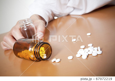 自殺するビジネスマン 自殺するビジネスマン 67072219