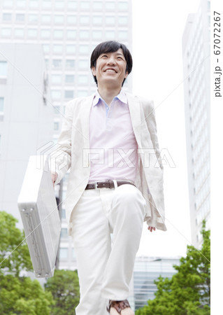 スキップするビジネスマン 67072267