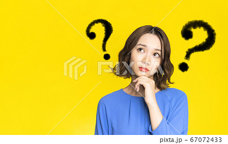 悩む日本人女性　疑問　クエスチョンマーク 67072433