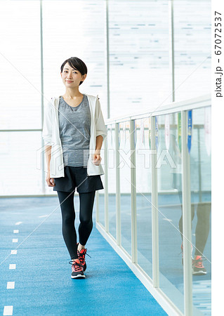 スポーツジムでトレーニングする40代女性 67072537