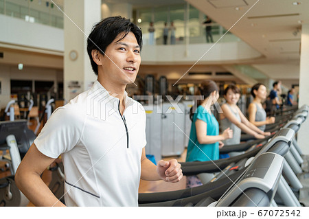 ジムのランニングマシンで走る男性 ジムのランニングマシンで走る男性 67072542