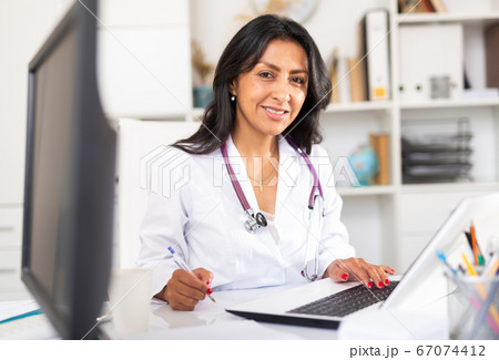 Hispanic female therapist holding consultation in clinic office 67074412