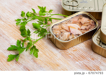Chopped tuna belly in tin cans with greens 67074793