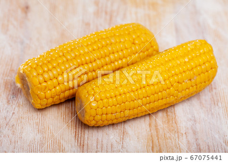 Boiled sweet corn on wooden table 67075441