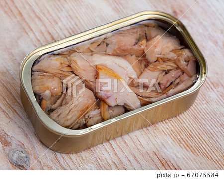 Tin can of canned chopped tuna belly 67075584