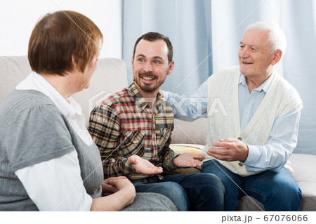 Grandparents and grandson talk 67076066