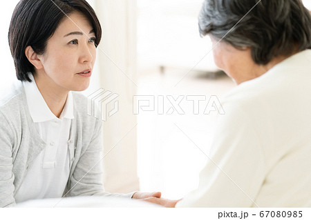 在宅介護をするミドル女性 在宅介護をするミドル女性 67080985